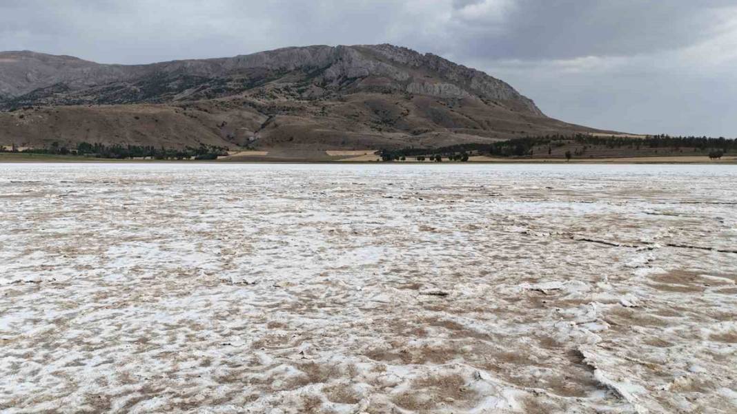 Kuruyan gölden geriye tuz tabakası kaldı 1