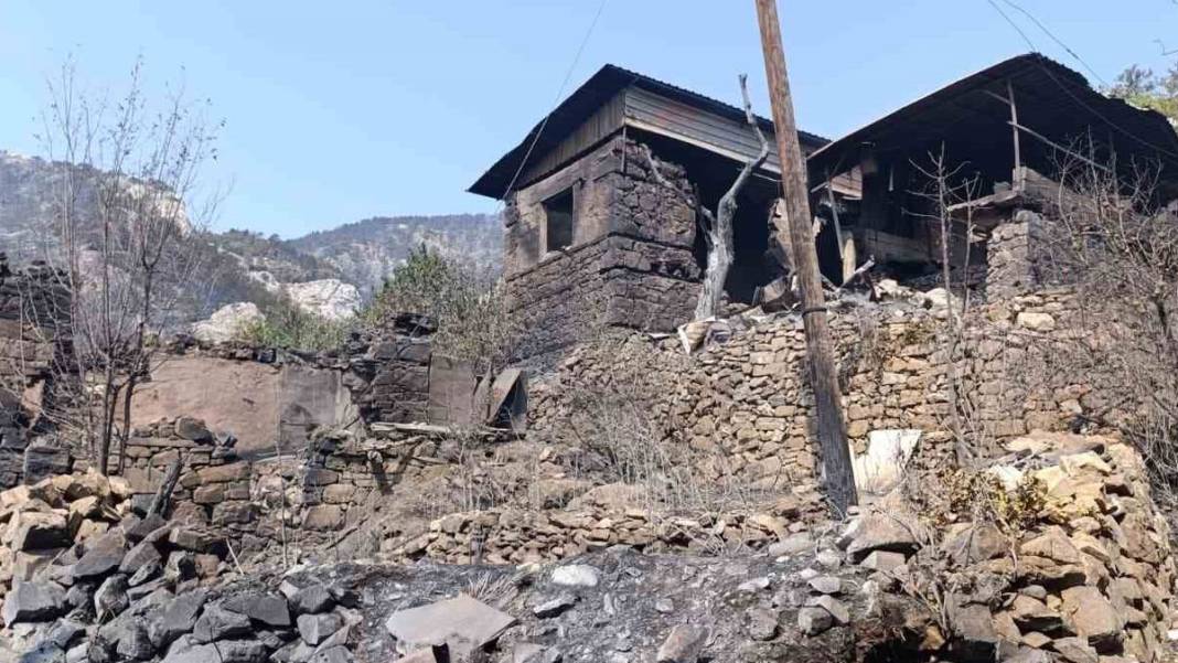 Silifke'deki yangın sonrası tahribat havadan görüntülendi 3
