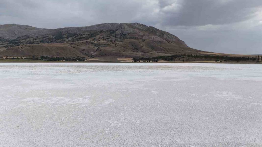 Kuruyan gölden geriye tuz tabakası kaldı 2