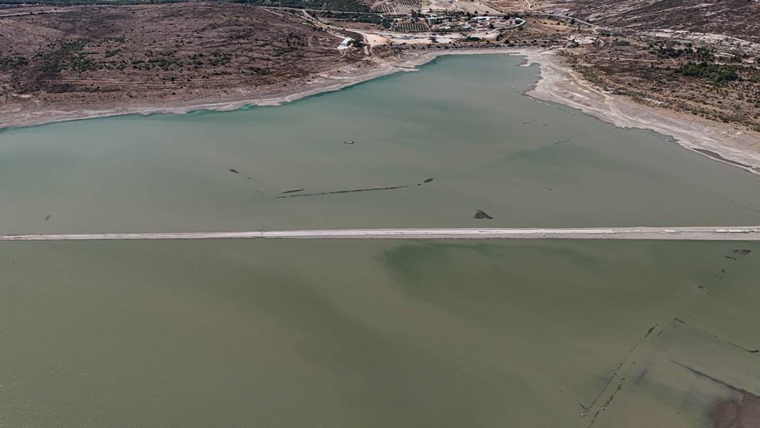 Çeşme'de kuraklığın izleri: Baraj kurudu, eski kara yolu ortaya çıktı 9
