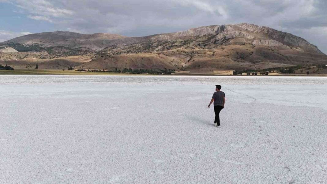 Kuruyan gölden geriye tuz tabakası kaldı 3