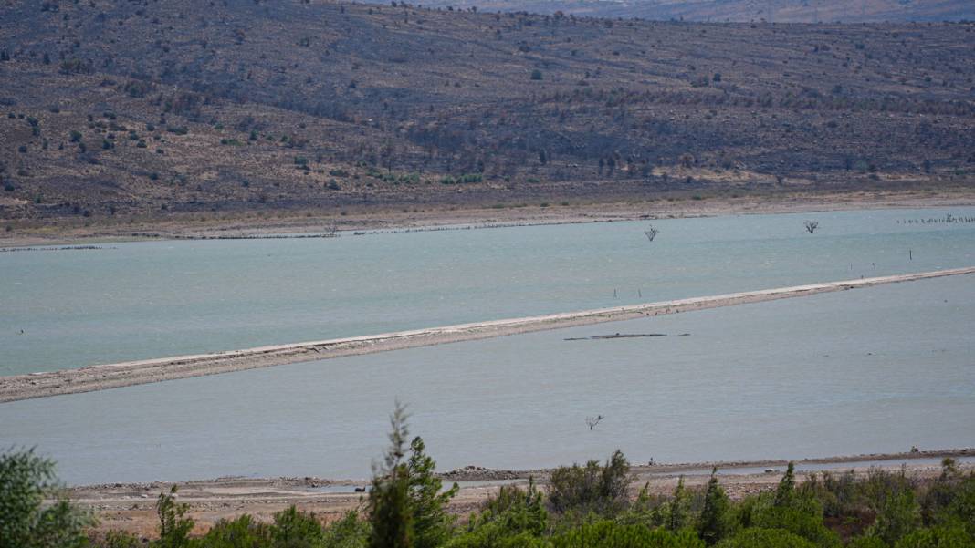 Çeşme'de kuraklığın izleri: Baraj kurudu, eski kara yolu ortaya çıktı 1