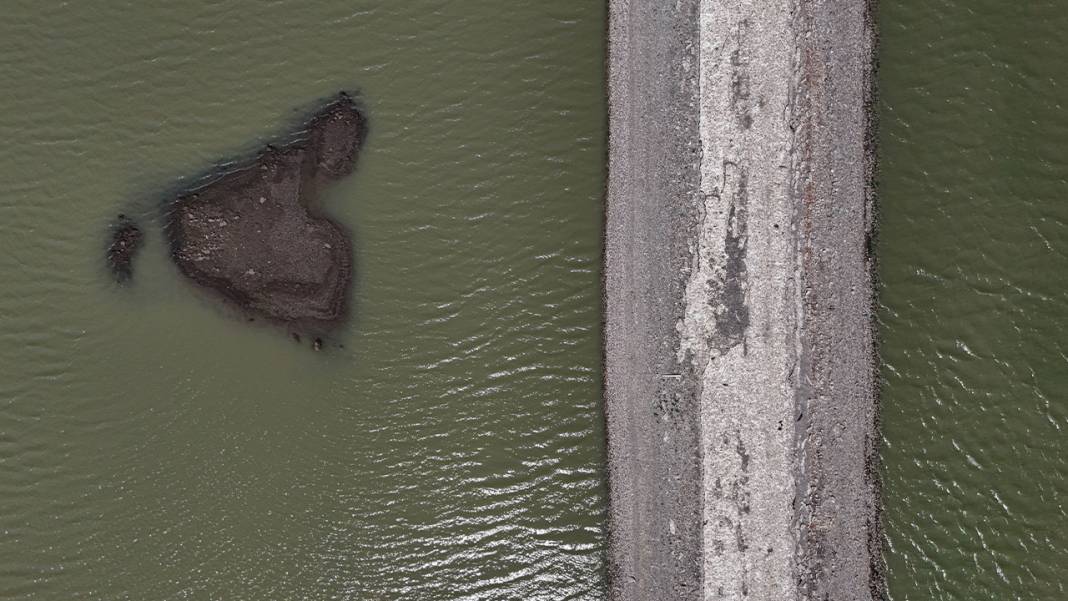 Çeşme'de kuraklığın izleri: Baraj kurudu, eski kara yolu ortaya çıktı 8