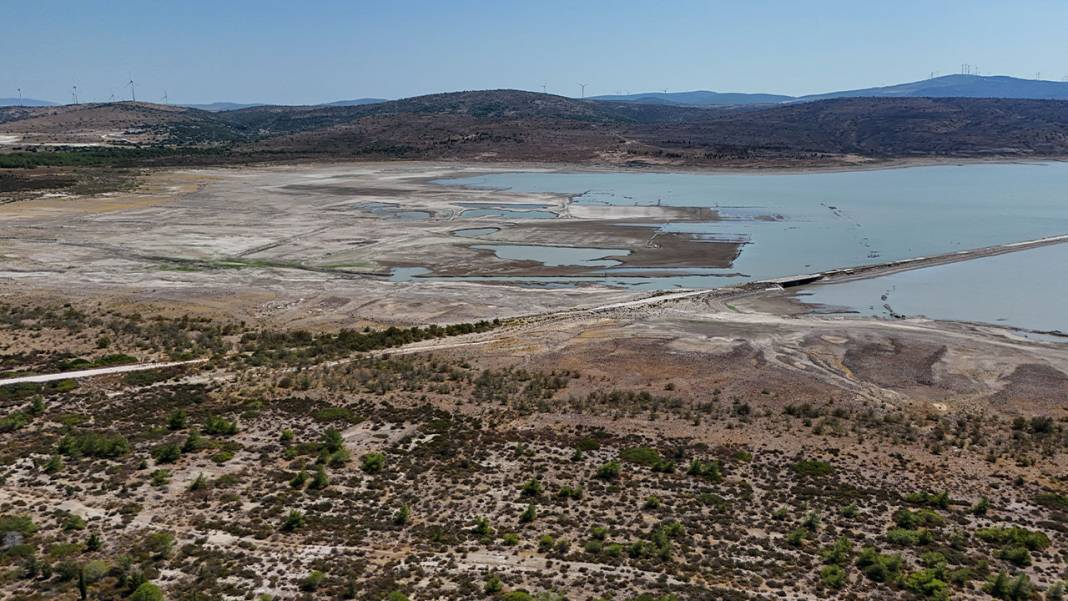 Çeşme'de kuraklığın izleri: Baraj kurudu, eski kara yolu ortaya çıktı 7