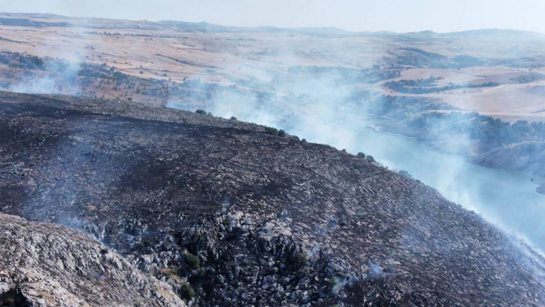 Çorum'daki yangında köy mezarlığı küle döndü 5
