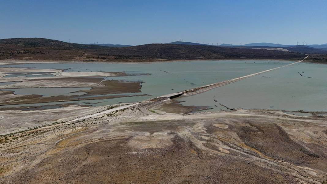 Çeşme'de kuraklığın izleri: Baraj kurudu, eski kara yolu ortaya çıktı 4