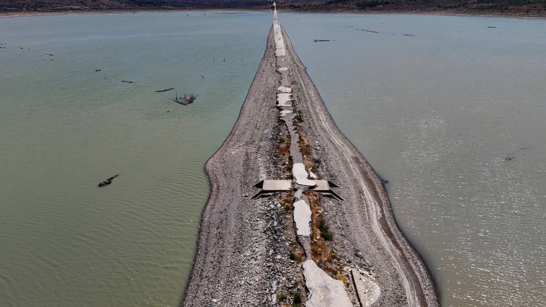 Çeşme'de kuraklığın izleri: Baraj kurudu, eski kara yolu ortaya çıktı 3