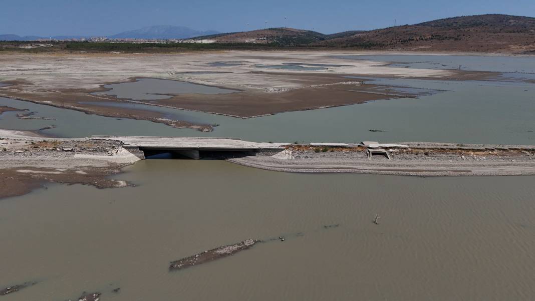 Çeşme'de kuraklığın izleri: Baraj kurudu, eski kara yolu ortaya çıktı 2