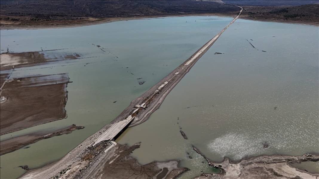 Kuraklık tehlikesi kapıda: Çeşme'yi besleyen barajda sular çekildi, eski yol ortaya çıktı 2