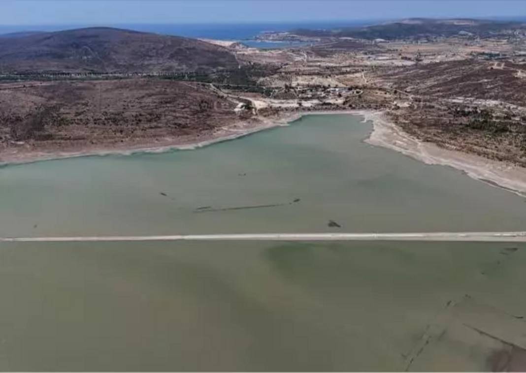 Kuraklık tehlikesi kapıda: Çeşme'yi besleyen barajda sular çekildi, eski yol ortaya çıktı 5