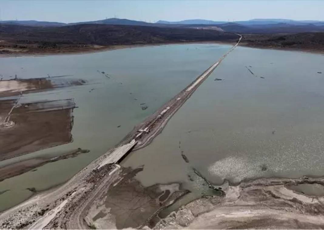 Kuraklık tehlikesi kapıda: Çeşme'yi besleyen barajda sular çekildi, eski yol ortaya çıktı 3