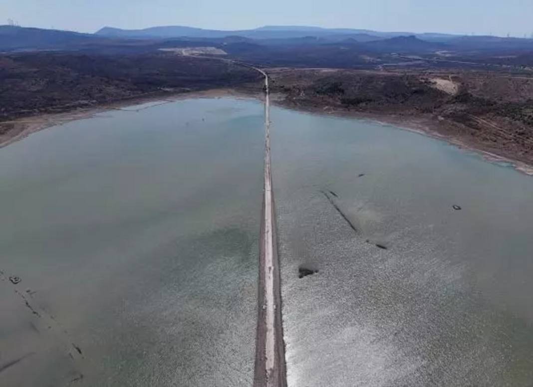 Kuraklık tehlikesi kapıda: Çeşme'yi besleyen barajda sular çekildi, eski yol ortaya çıktı 4