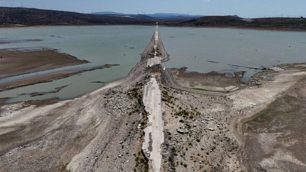 Kuraklık tehlikesi kapıda: Çeşme'yi besleyen barajda sular çekildi, eski yol ortaya çıktı 1