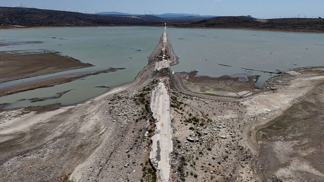 Çeşme'de kuraklığın izleri: Baraj kurudu, eski kara yolu ortaya çıktı 5