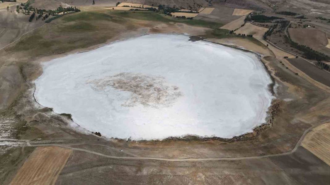 Kuruyan gölden geriye tuz tabakası kaldı 5