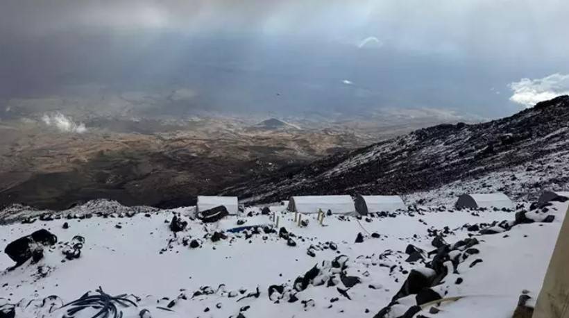 Eylül ayında kar yağdı: Ağrı Dağı'nın zirvesi beyaza büründü 4