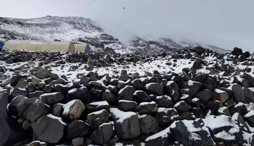 Eylül ayında kar yağdı: Ağrı Dağı'nın zirvesi beyaza büründü 3