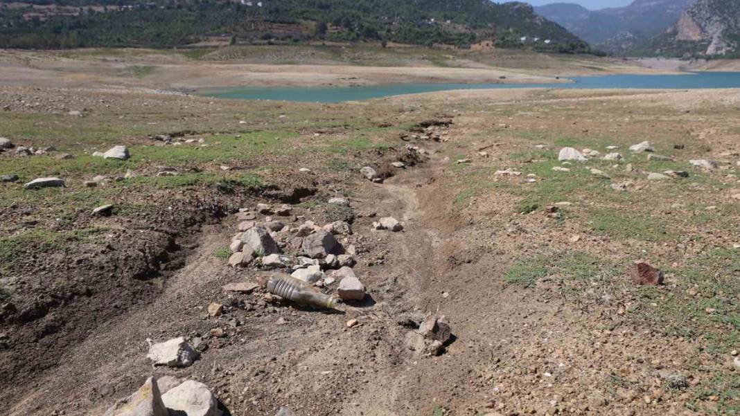 Kozan Barajı kurudu, topraklar sahaya dönüştü 6