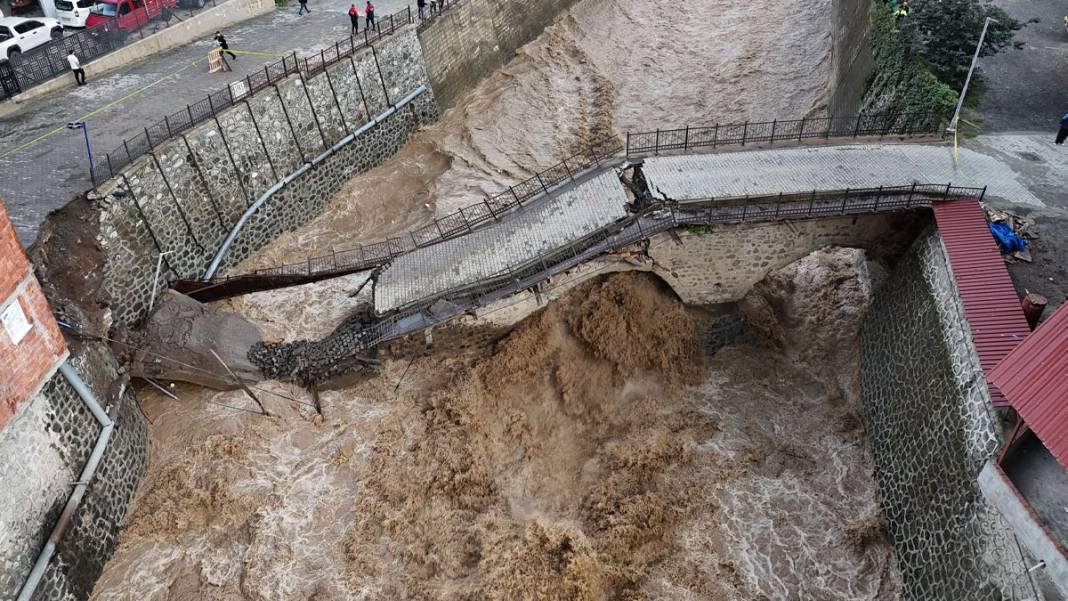 Artvin'de şiddetli yağışlar tarihi köprüyü yıktı 5