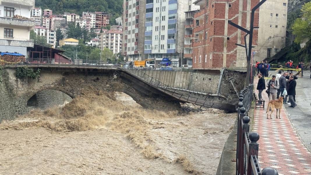 Artvin'de şiddetli yağışlar tarihi köprüyü yıktı 4