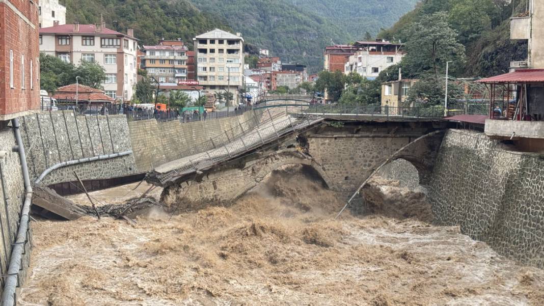 Artvin'de şiddetli yağışlar tarihi köprüyü yıktı 3