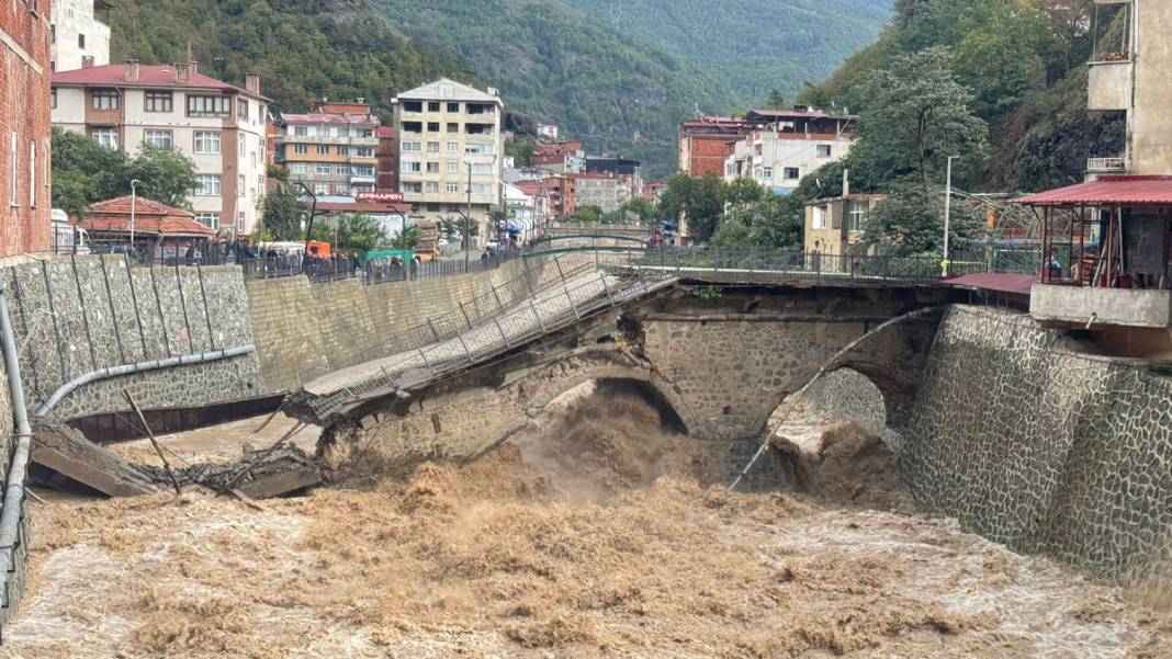 Artvin'de şiddetli yağışlar tarihi köprüyü yıktı 6