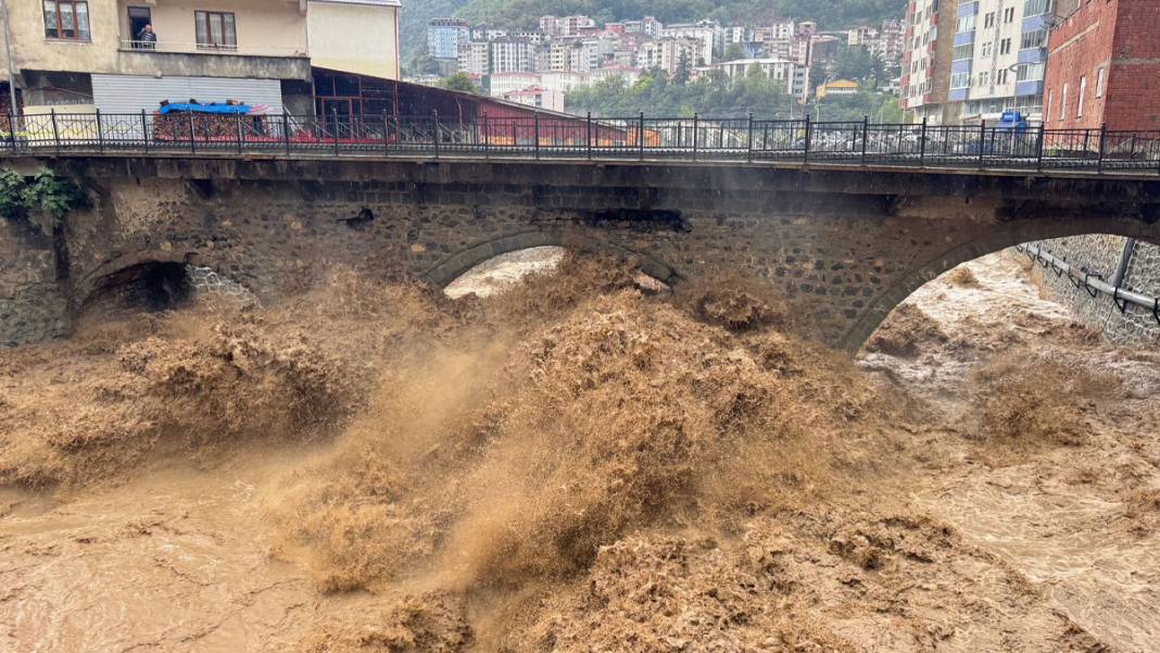 Artvin'de şiddetli yağışlar tarihi köprüyü yıktı 1