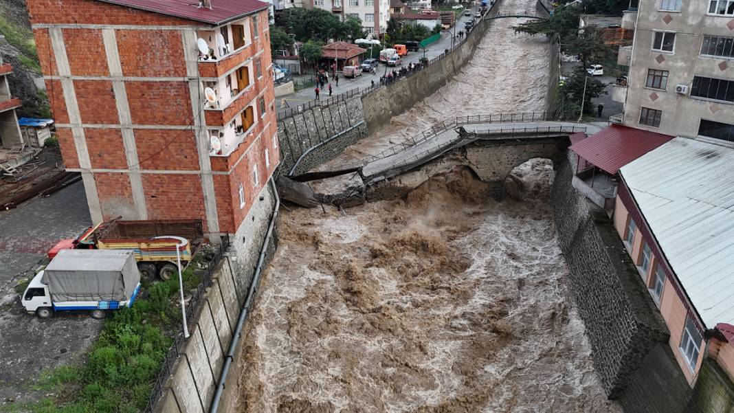 Artvin'de şiddetli yağışlar tarihi köprüyü yıktı 2