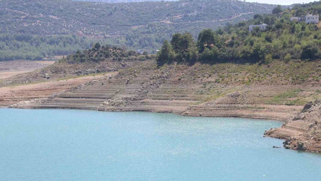Kozan Barajı kurudu, topraklar sahaya dönüştü 2