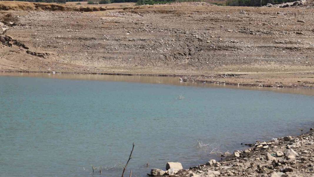 Kozan Barajı kurudu, topraklar sahaya dönüştü 3