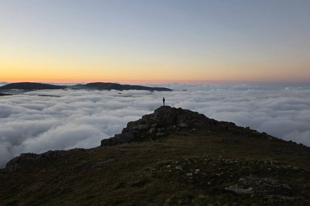 Zirvelerde masalsı manzara: Gün batımında oluşan sis denizi kartpostallık görüntüler oluşturdu 2