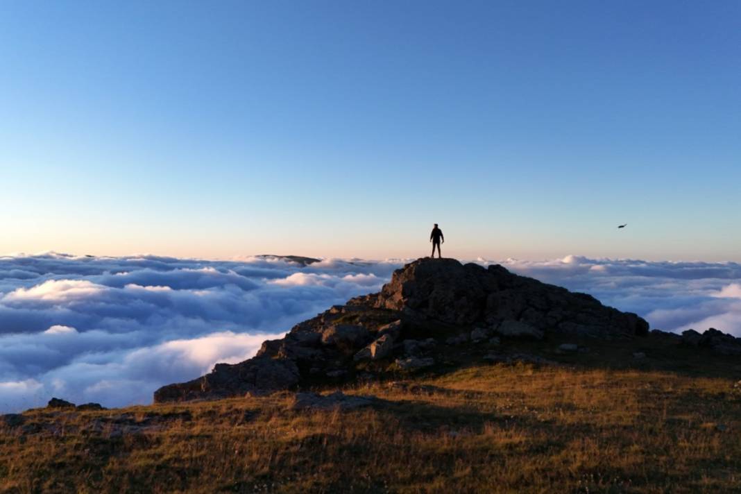 Zirvelerde masalsı manzara: Gün batımında oluşan sis denizi kartpostallık görüntüler oluşturdu 1