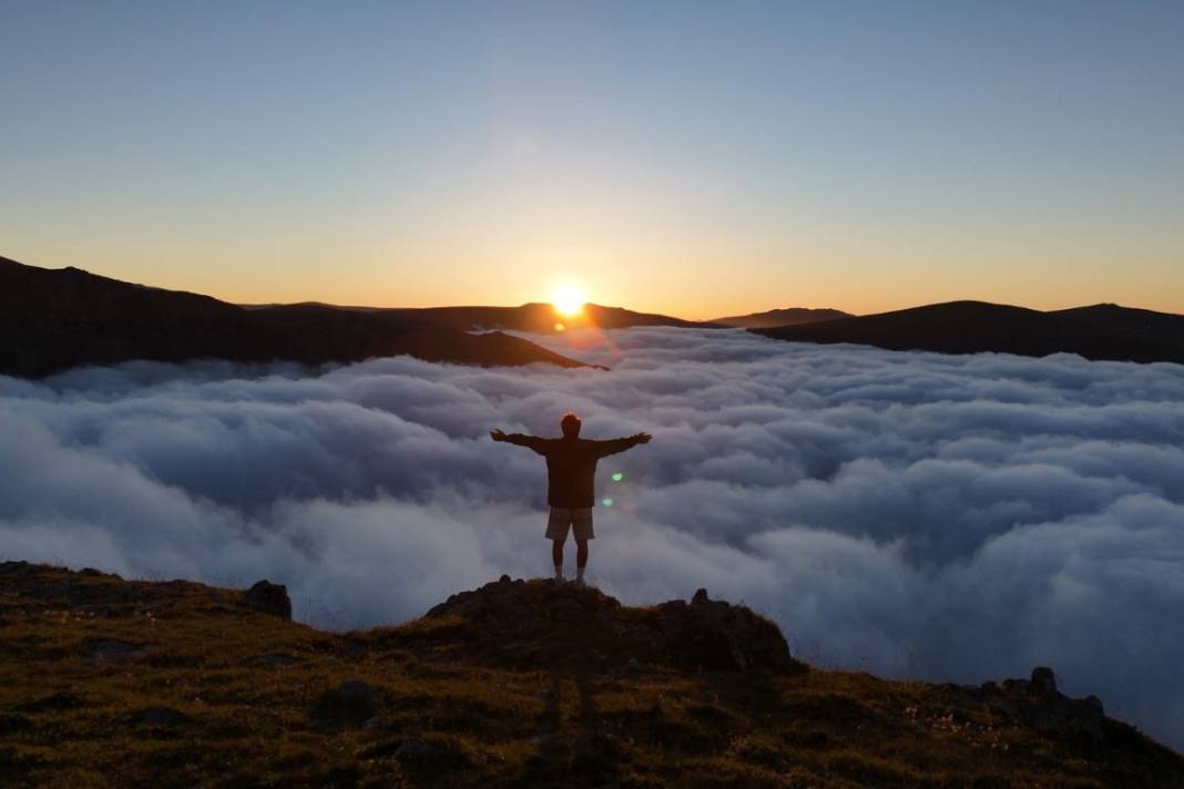 Zirvelerde masalsı manzara: Gün batımında oluşan sis denizi kartpostallık görüntüler oluşturdu 3