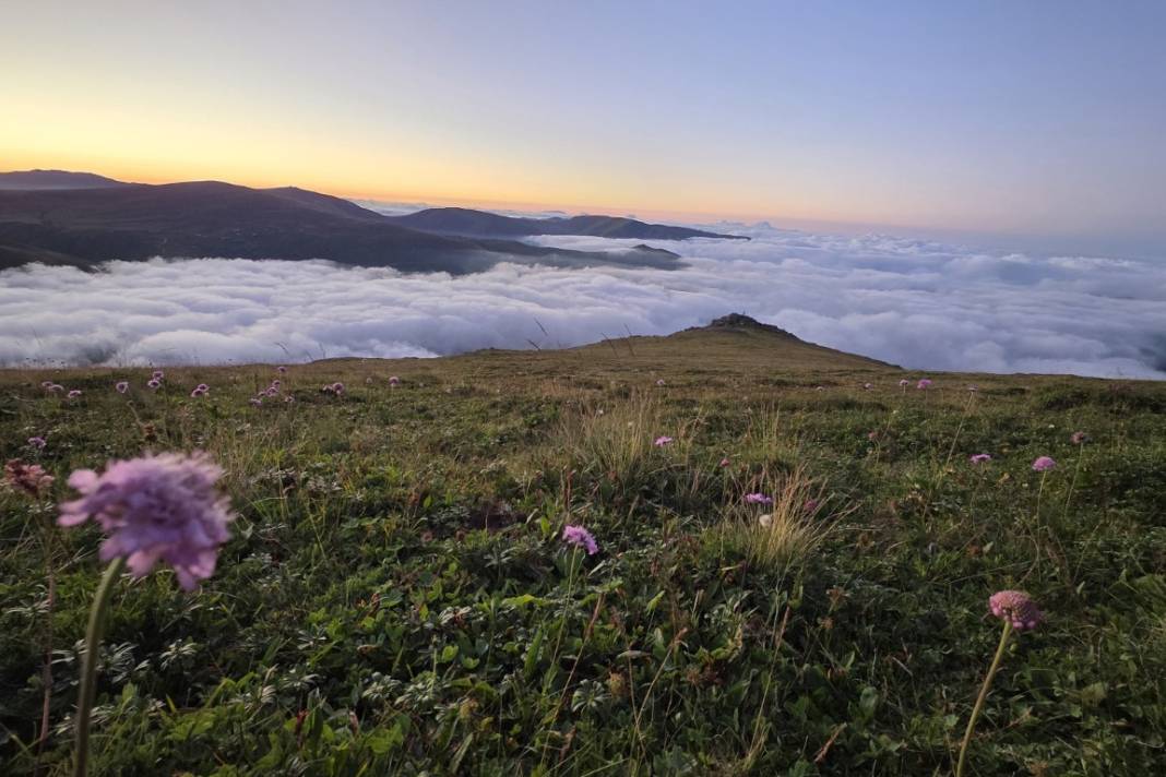 Zirvelerde masalsı manzara: Gün batımında oluşan sis denizi kartpostallık görüntüler oluşturdu 4