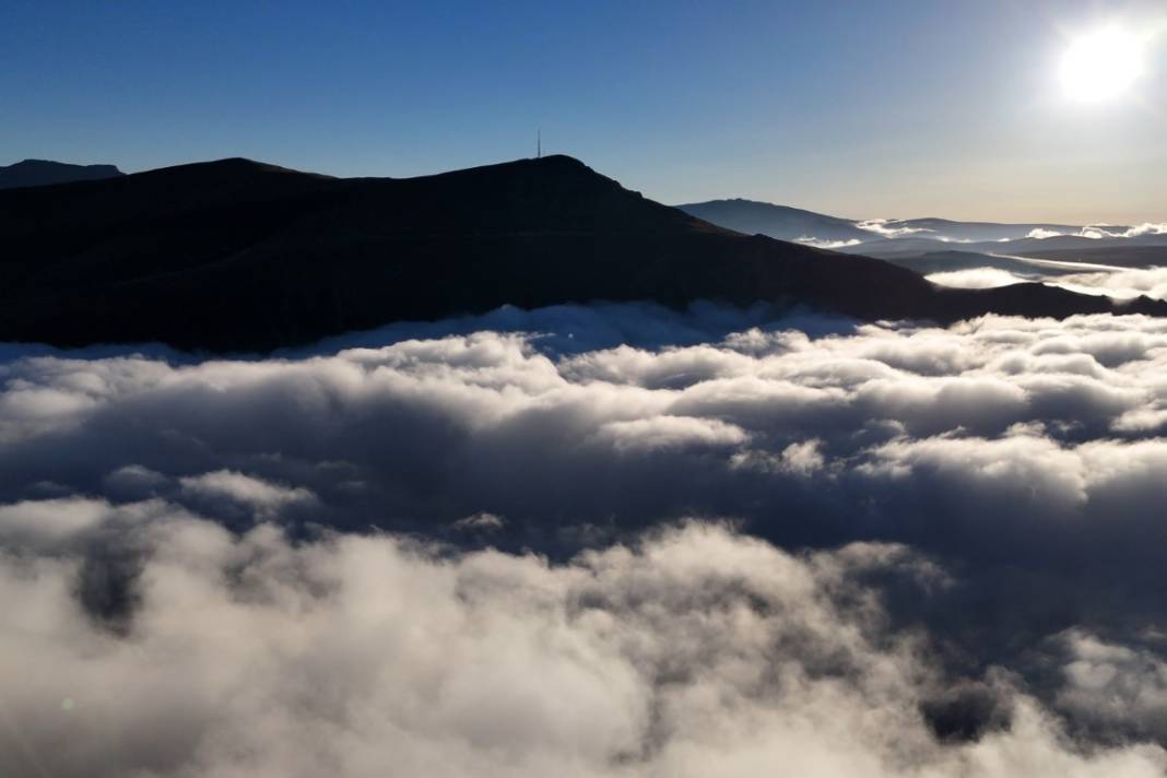 Zirvelerde masalsı manzara: Gün batımında oluşan sis denizi kartpostallık görüntüler oluşturdu 5