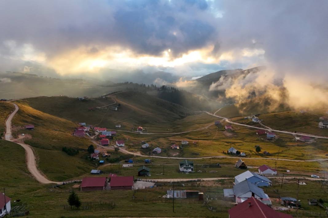 Zirvelerde masalsı manzara: Gün batımında oluşan sis denizi kartpostallık görüntüler oluşturdu 6