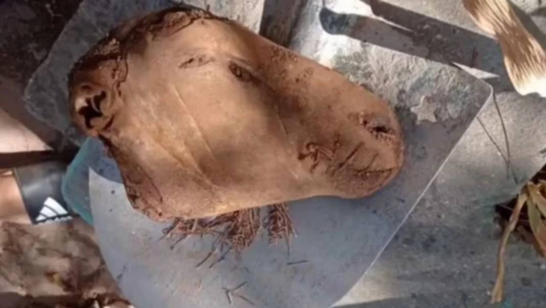 Mezar kazarken gördükleri şoke ediyor: Toprağın altından kaşık, kuzu kafası ve büyüler çıkıyor 1