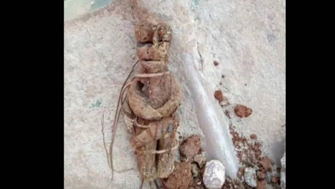 Mezar kazarken gördükleri şoke ediyor: Toprağın altından kaşık, kuzu kafası ve büyüler çıkıyor 3