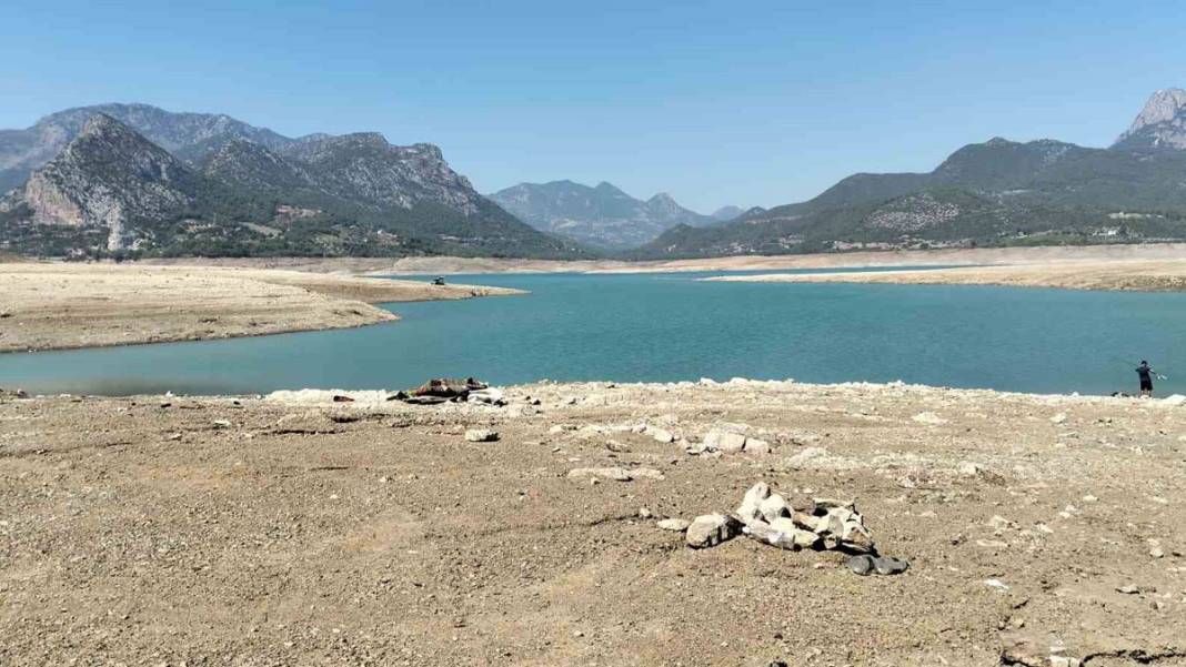 Kozan Barajı kurudu, topraklar sahaya dönüştü 1