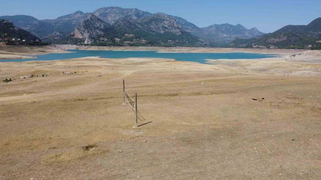 Kozan Barajı kurudu, topraklar sahaya dönüştü 4
