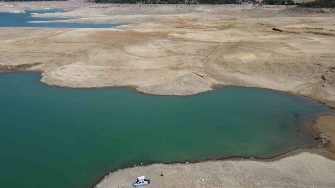 Kozan Barajı kurudu, topraklar sahaya dönüştü 5