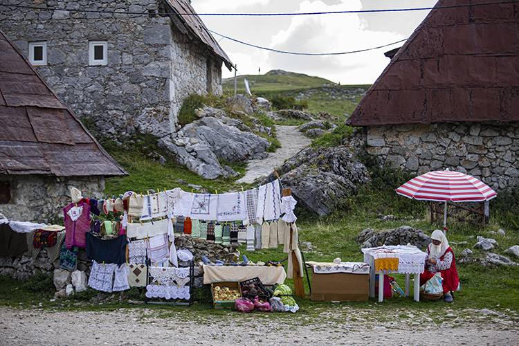 Bu köyde teknoloji yok huzur var! Doğanın tam ortasında huzurun başkenti: Lukomir Köyü 1