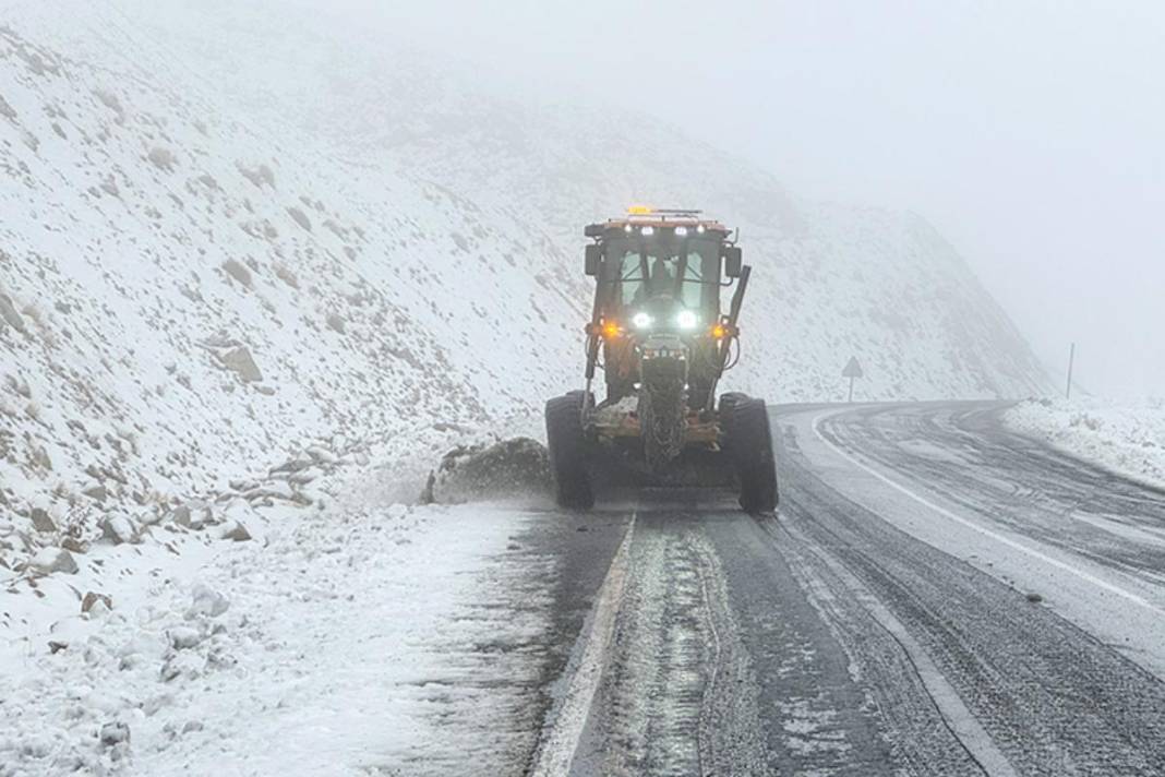 Kış kapıyı çaldı! Van'ın zirveleri beyaza büründü: Karabet Geçidi'nde ekipler seferber oldu 2