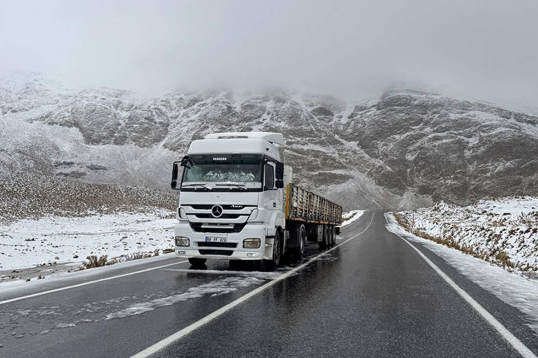 Kış kapıyı çaldı! Van'ın zirveleri beyaza büründü: Karabet Geçidi'nde ekipler seferber oldu 1