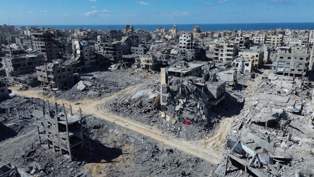 İsrail'in Gazze'nin Şeyh Rıdvan Mahallesi'nde bıraktığı yıkım havadan görüntülendi 6