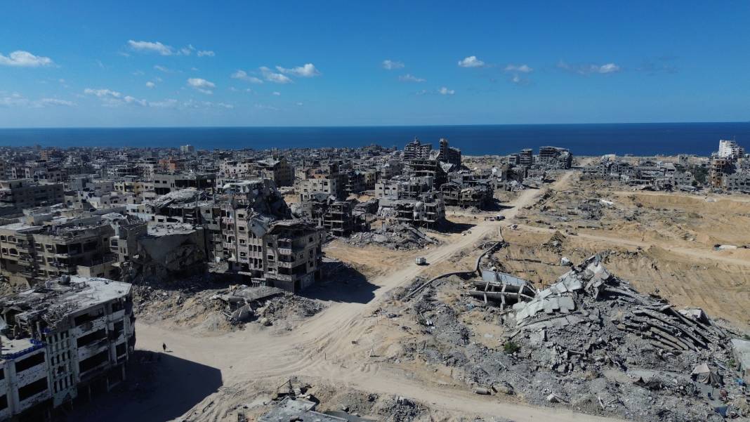 İsrail'in Gazze'nin Şeyh Rıdvan Mahallesi'nde bıraktığı yıkım havadan görüntülendi 11