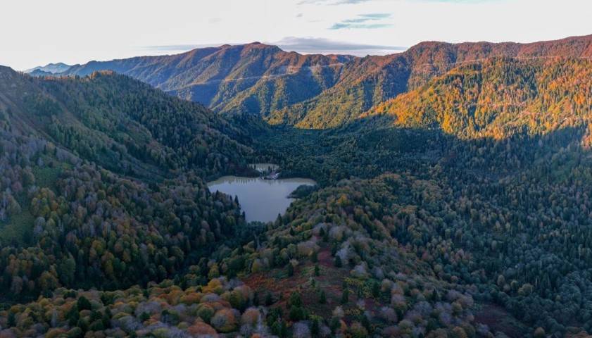 Karadeniz sonbahar renklerine büründü! Borçka’da kartpostallık manzaralar ortaya çıktı 1