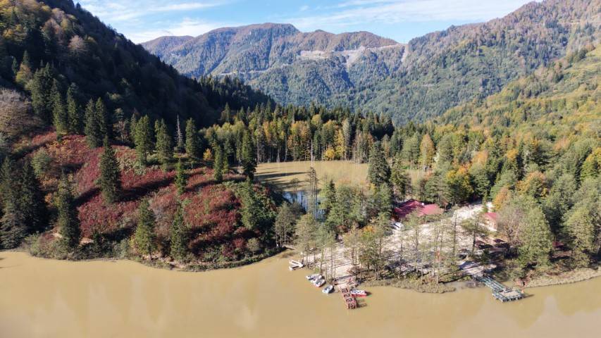 Karadeniz sonbahar renklerine büründü! Borçka’da kartpostallık manzaralar ortaya çıktı 3