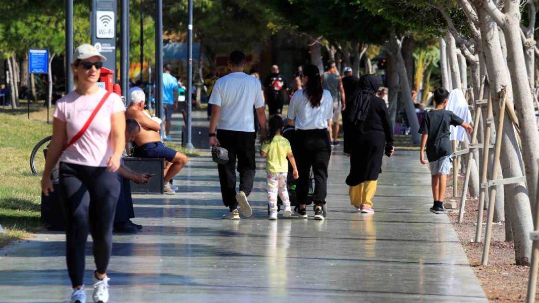 Türkiye kışı yaşarken, Antalyalılar denize giriyor 2