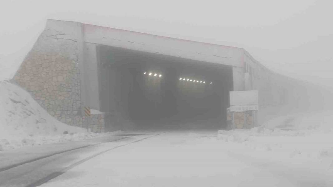 Van-Bahçesaray yolu beyaza büründü: 3 bin rakımlı Karabet Geçidi'ne mevsimin ilk karı düştü 3